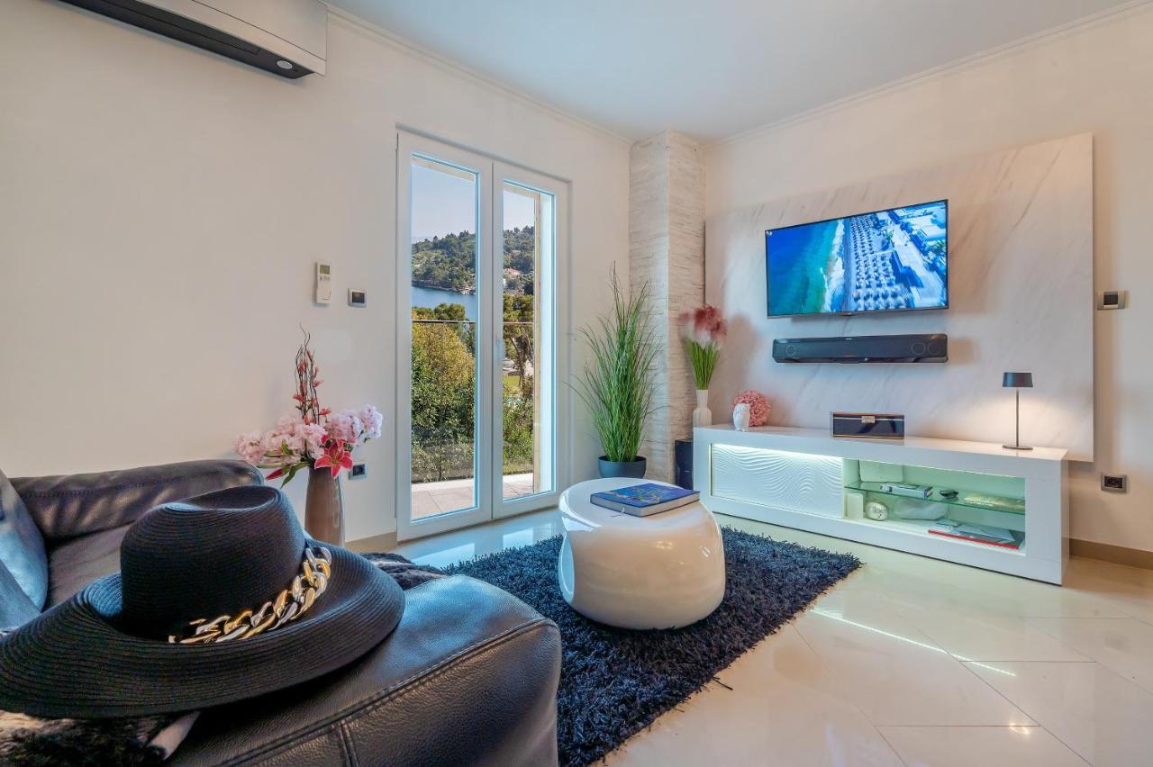 Uniquely Designed Villa Ivana With Outdoor Jacuzzi Nearby The Pebble Banje Beach At The Island Of Solta Рогач Экстерьер фото
